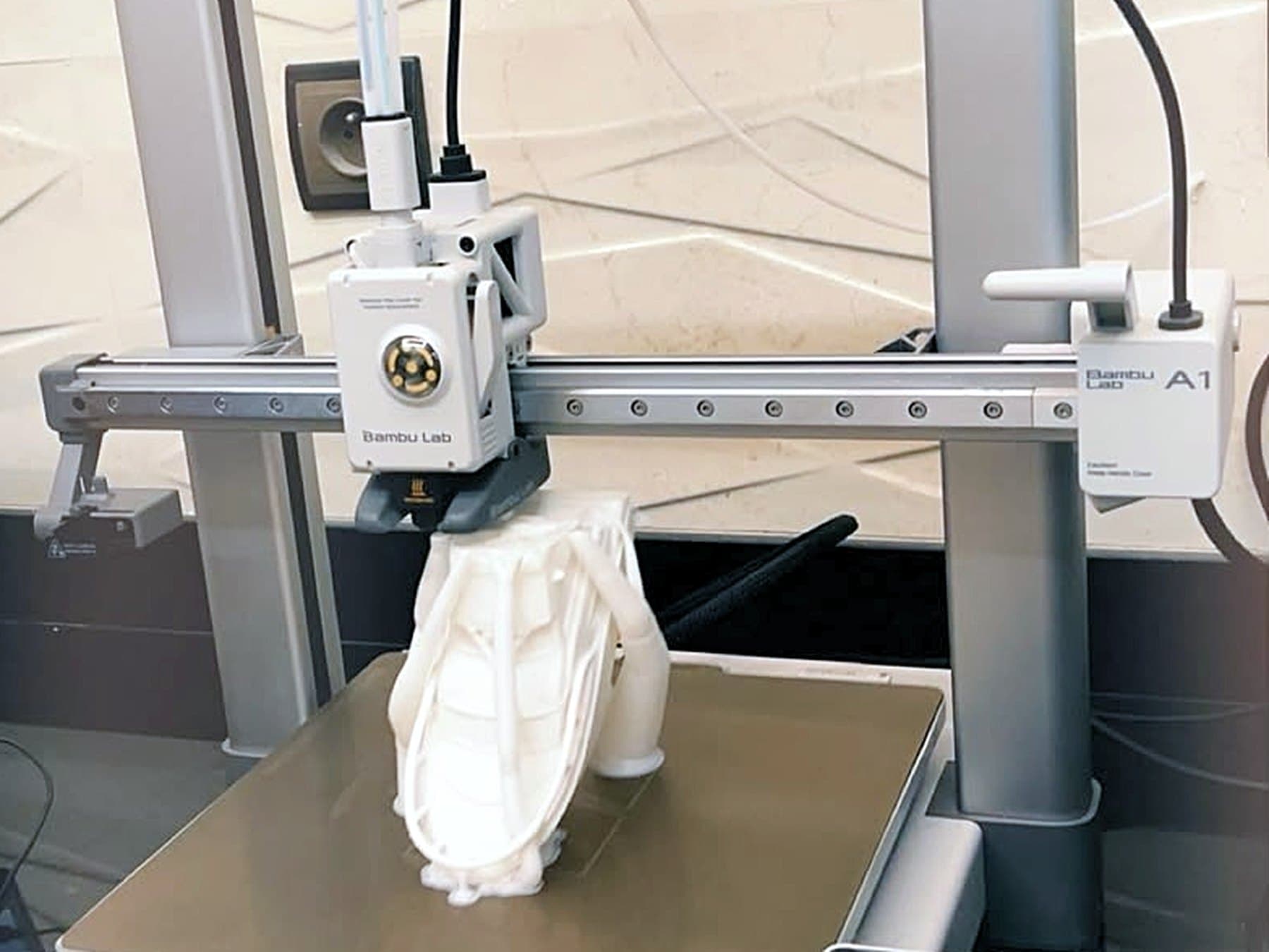 Machine de façonnage en fonctionnement dans l'atelier Made For You